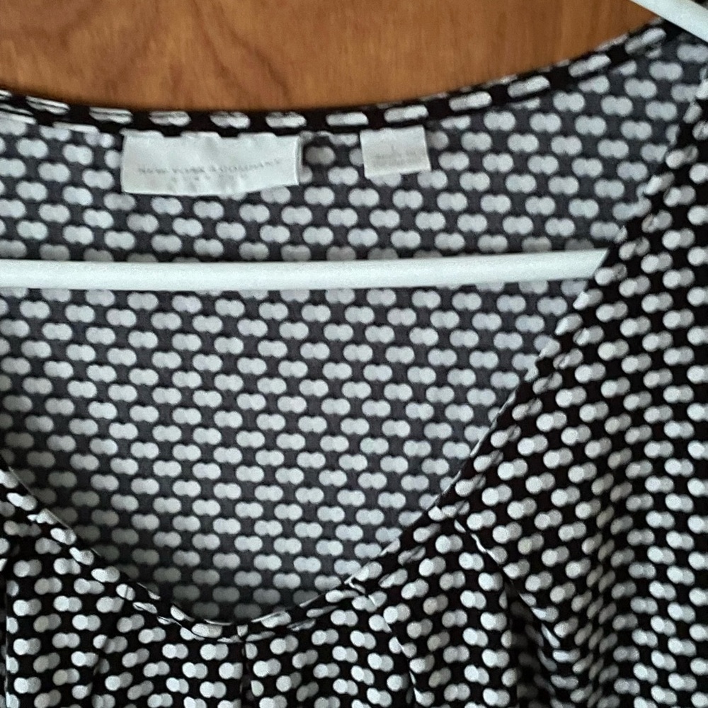 Women’s New York And Company Sleeveless Black And White Polka Dot Blouse - Picture 4 of 4